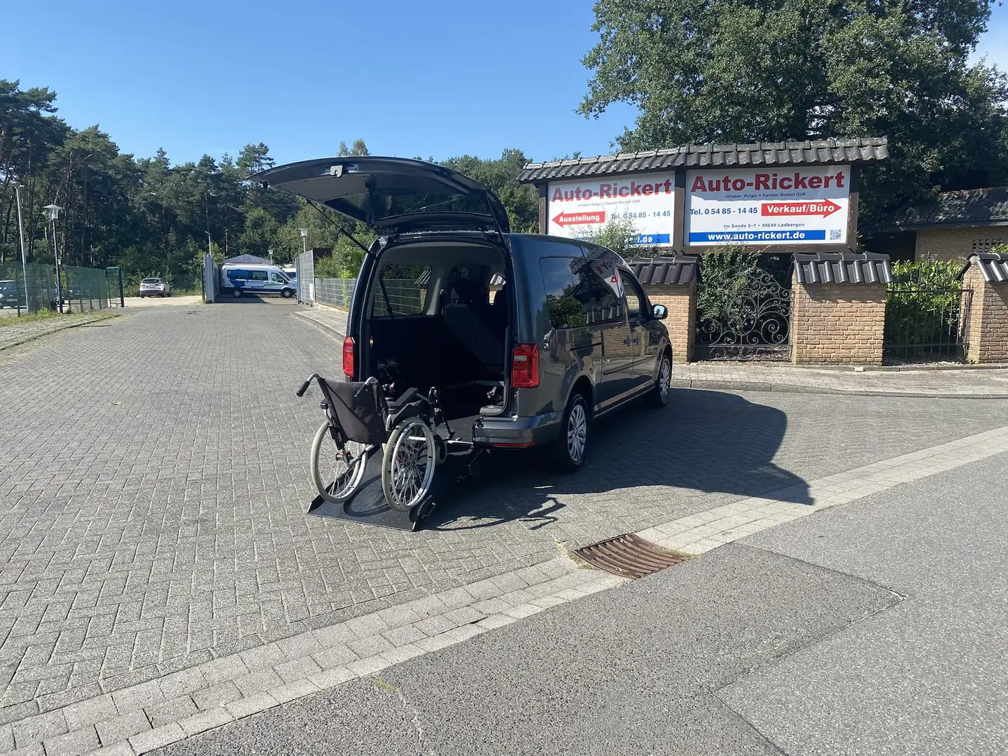 Volkswagen Caddy Maxi Trendline, neuer Rollstuhlumbau, Klima Grau - 1