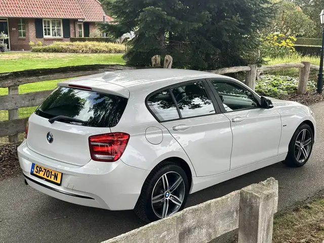 BMW 1 Series view 9