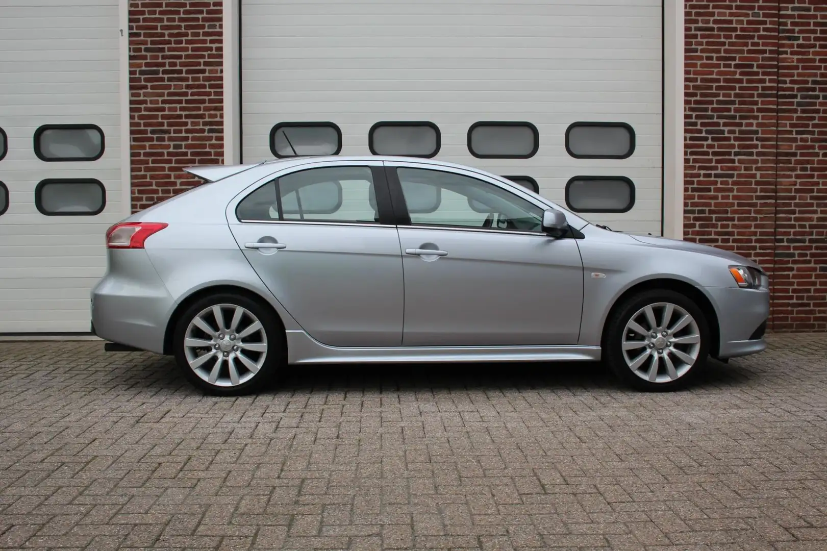 Mitsubishi Lancer Sportback 1.8 Intense * 18'' / Clima / Cruise * Grijs - 2
