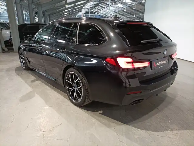 BMW 5 Series view 4