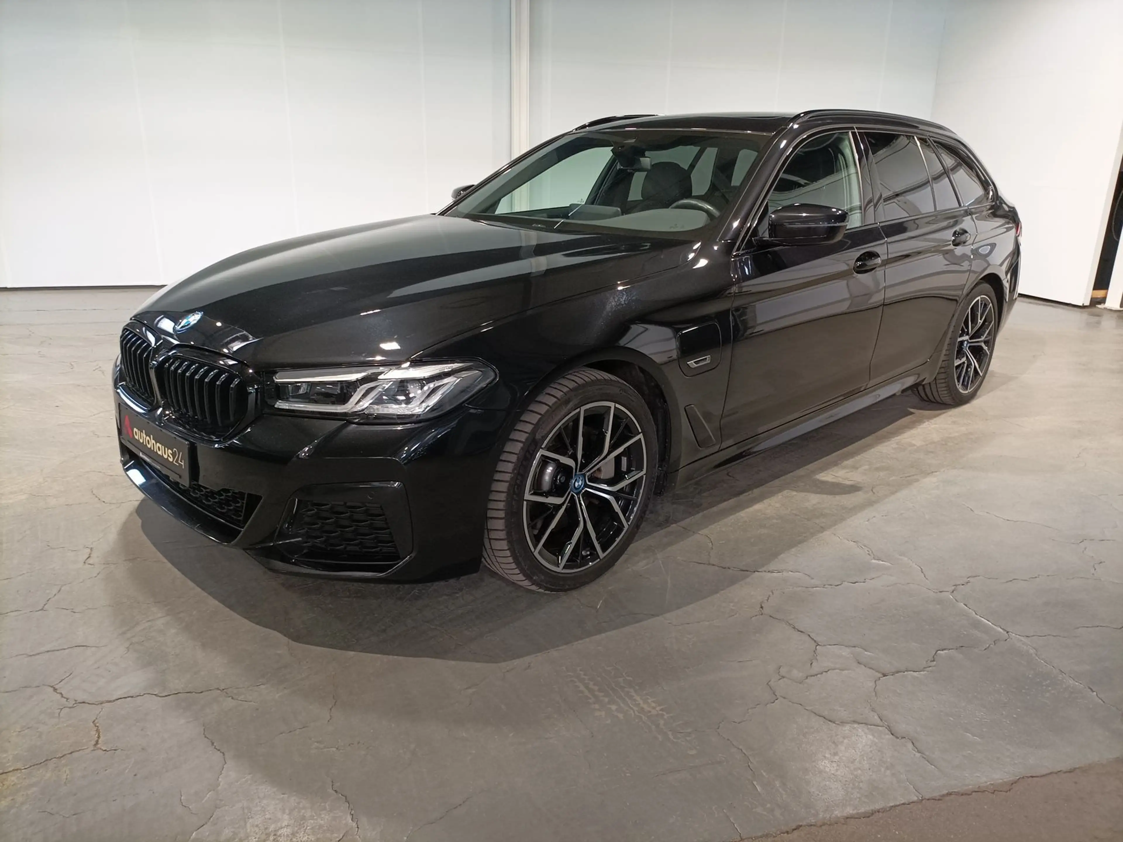 BMW 530 e M Sport LED|Navi|Kamera|AHK|Pano — photo 3