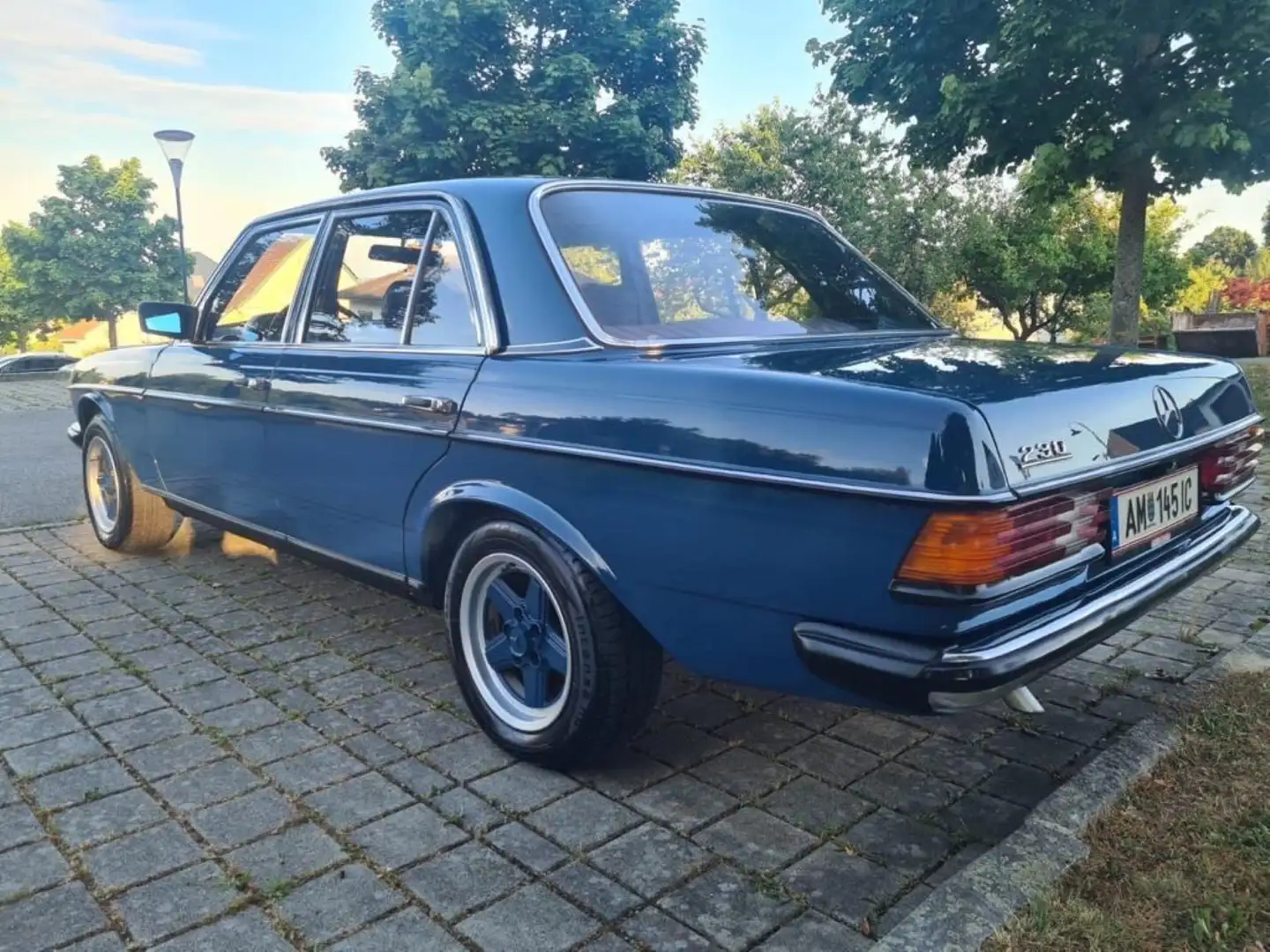 Mercedes-Benz 230 Blau - 2