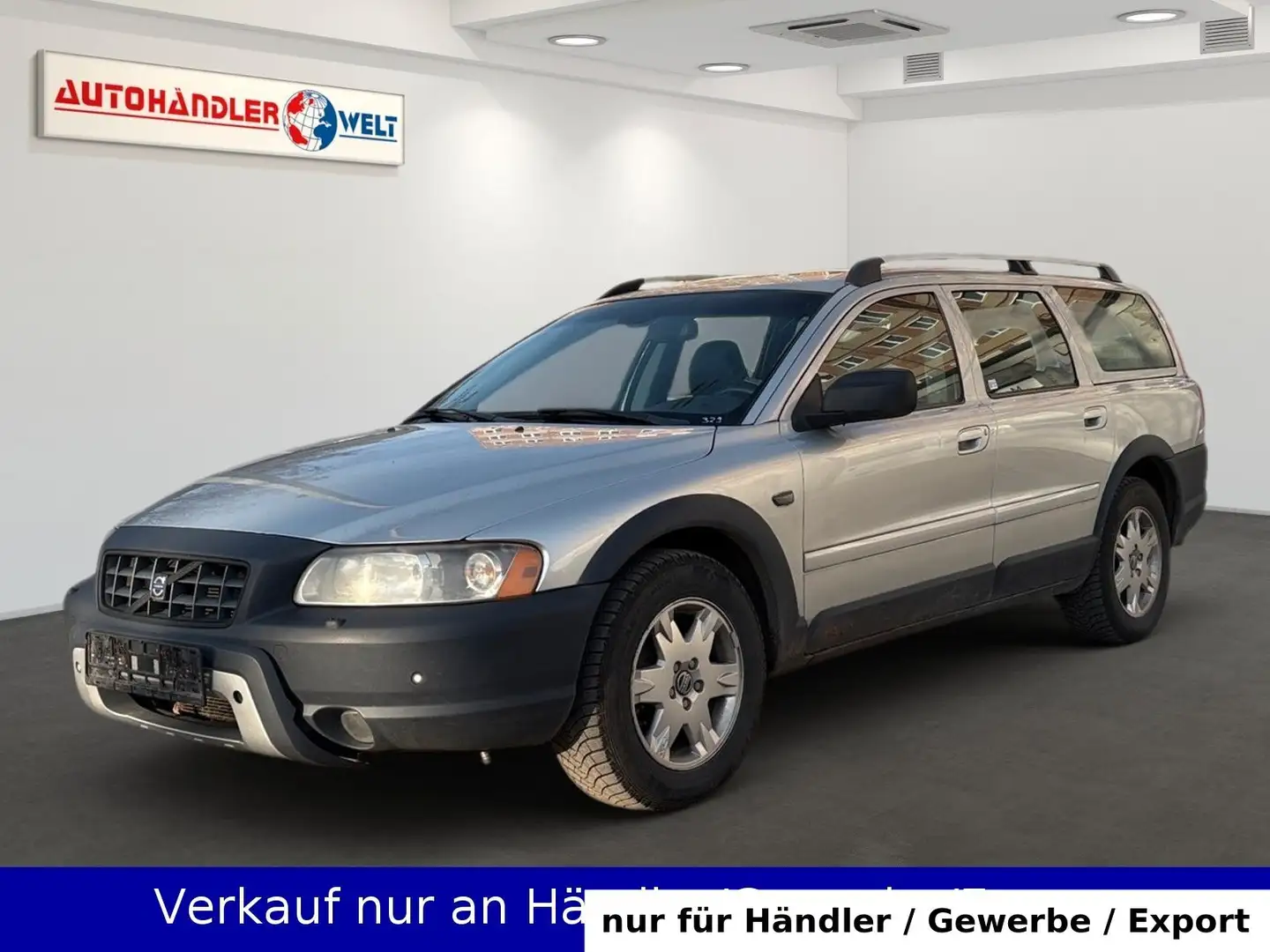 Volvo XC70 XC 70 D5 4x4 Automatik Xenon Leder SHZ PDC AHK Silber - 1