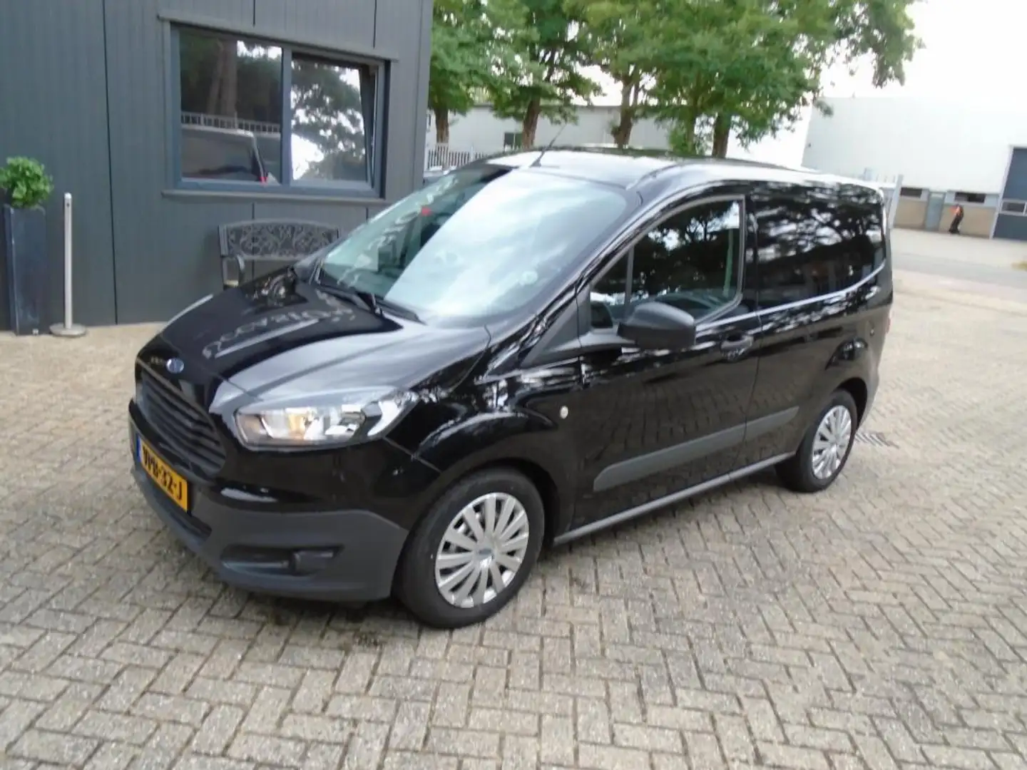 Ford Transit Courier 1.0 Economy Edition Zwart - 2