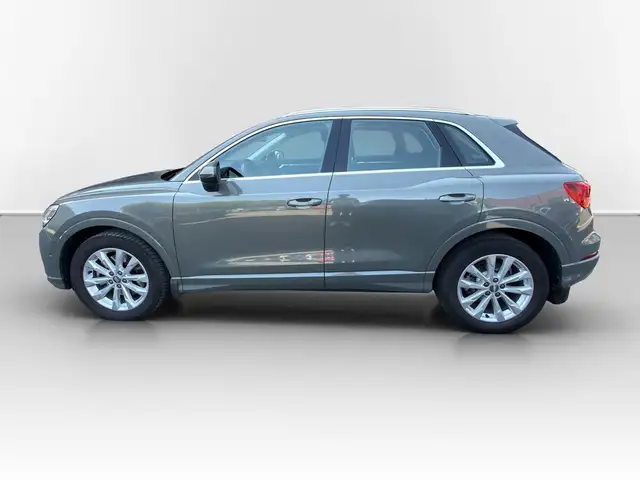 Audi Q3 view 10