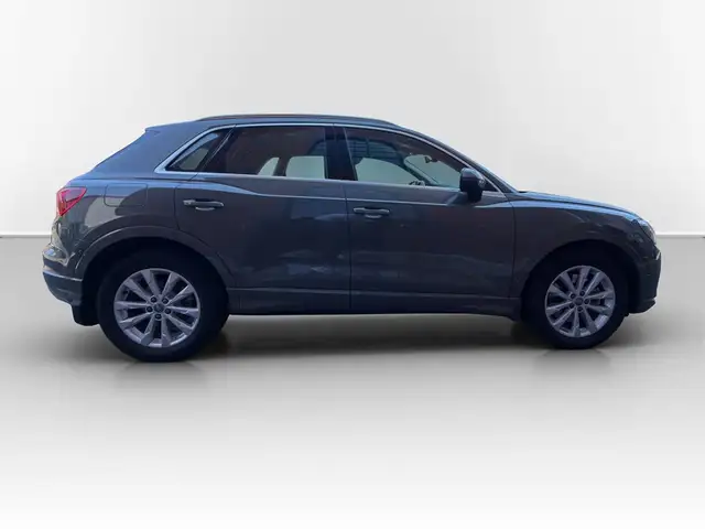 Audi Q3 view 5