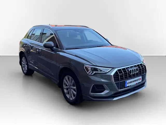 Audi Q3 view 3