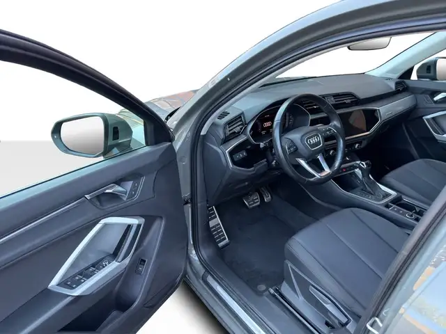 Audi Q3 view 13