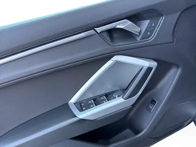 Audi Q3 view 15