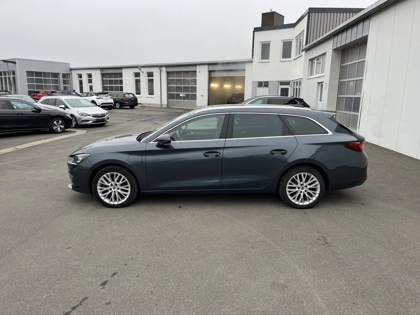 SEAT Leon SP 1.4 TSI Hybrid Xcellence 100€ m. 20% Anzahlun Grau - 2