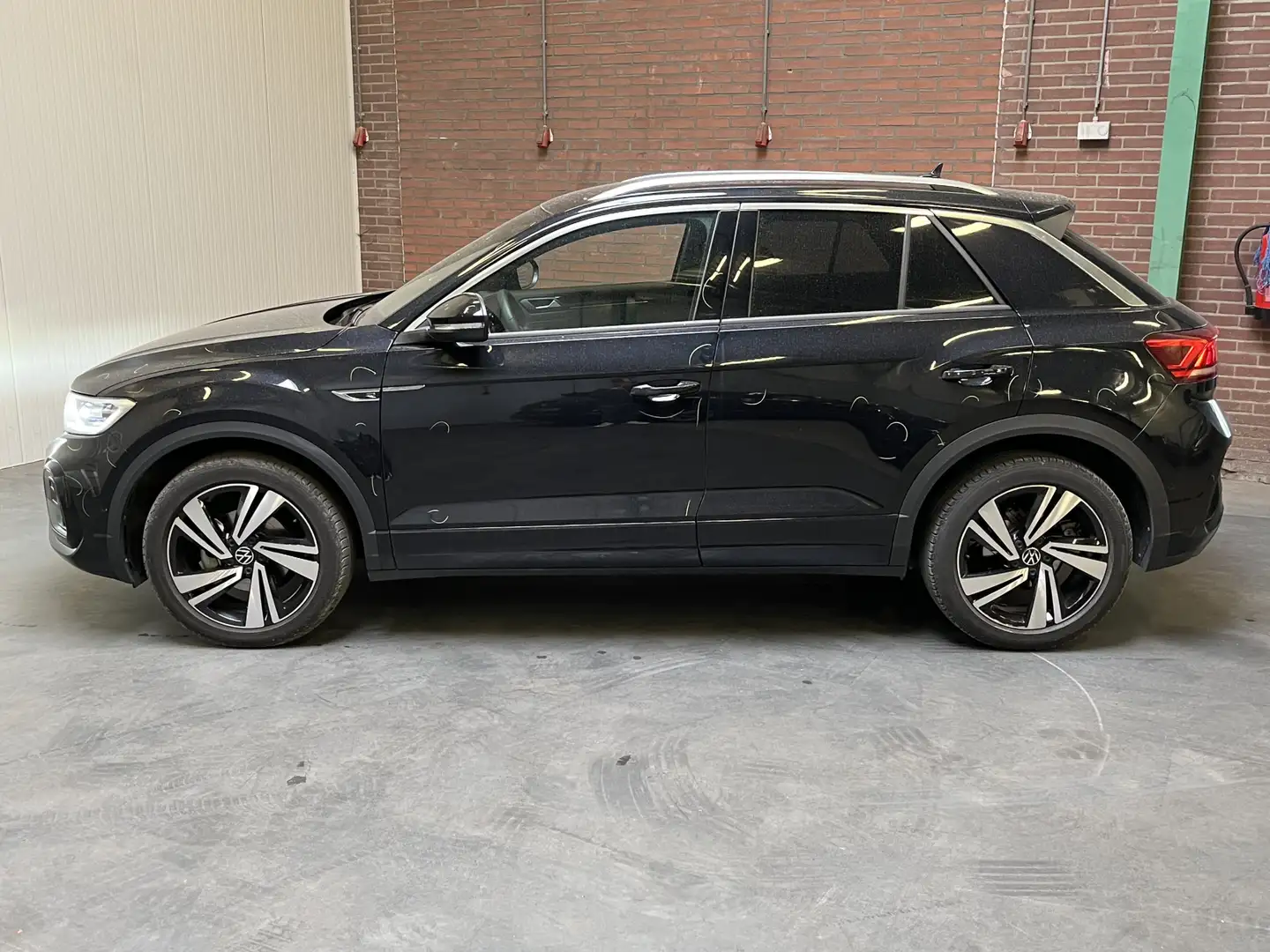 Volkswagen T-Roc 1.5 TSI R-Line / AUTOMAAT/ 2X R-LINE/ TREKHAAK/ AD Zwart - 2