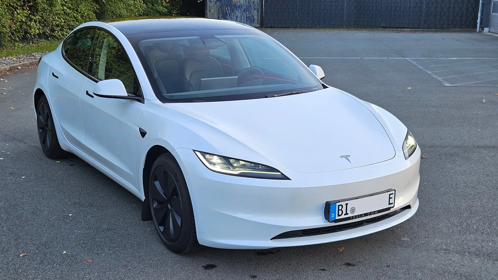 Tesla Model 3 LR AWD Highland + AHK + EAP 03.2024!!! Weiß - 1
