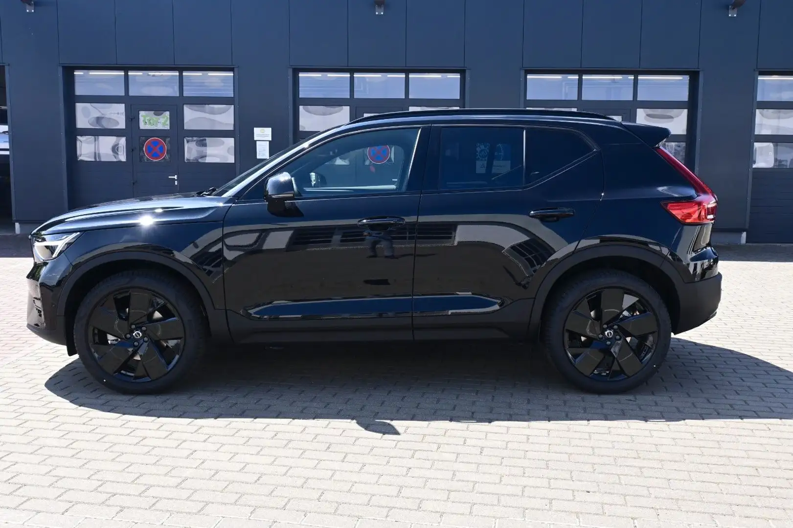 Volvo XC40 B3 DKG Plus Black Edition*PANO*360°*ACC*AHK Schwarz - 2