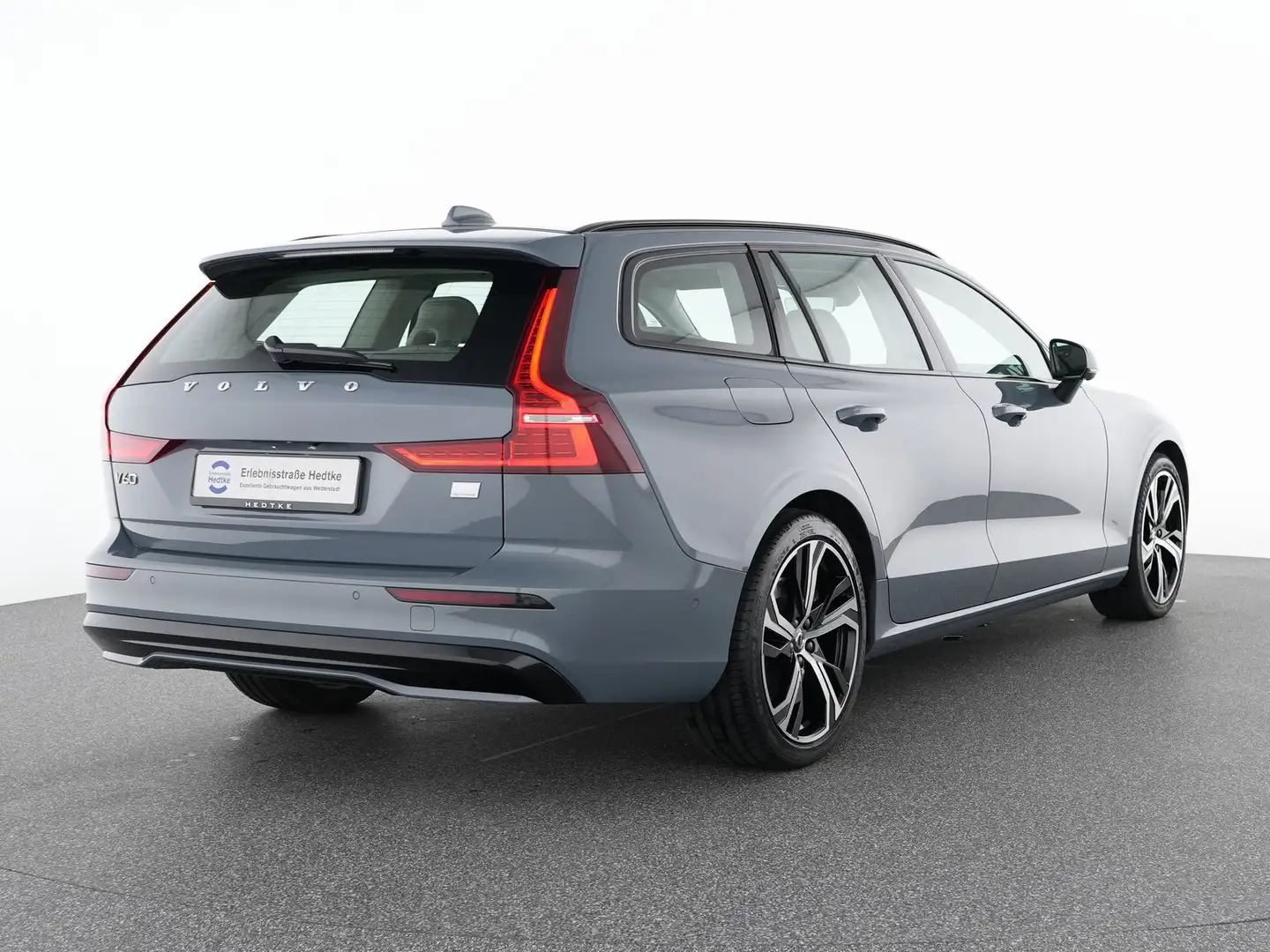 Volvo V60 T8 Recharge AWD Plus Dark 19"+PANO+H&K+360° Grijs - 2