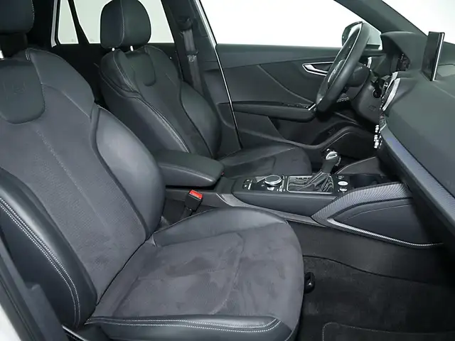Audi Q2 view 6