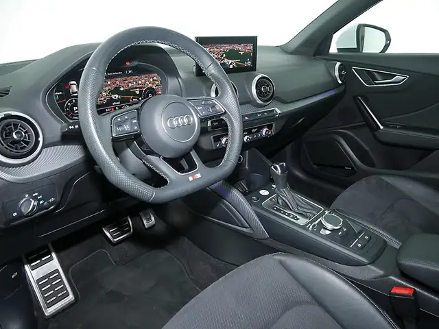 Audi Q2 view 8