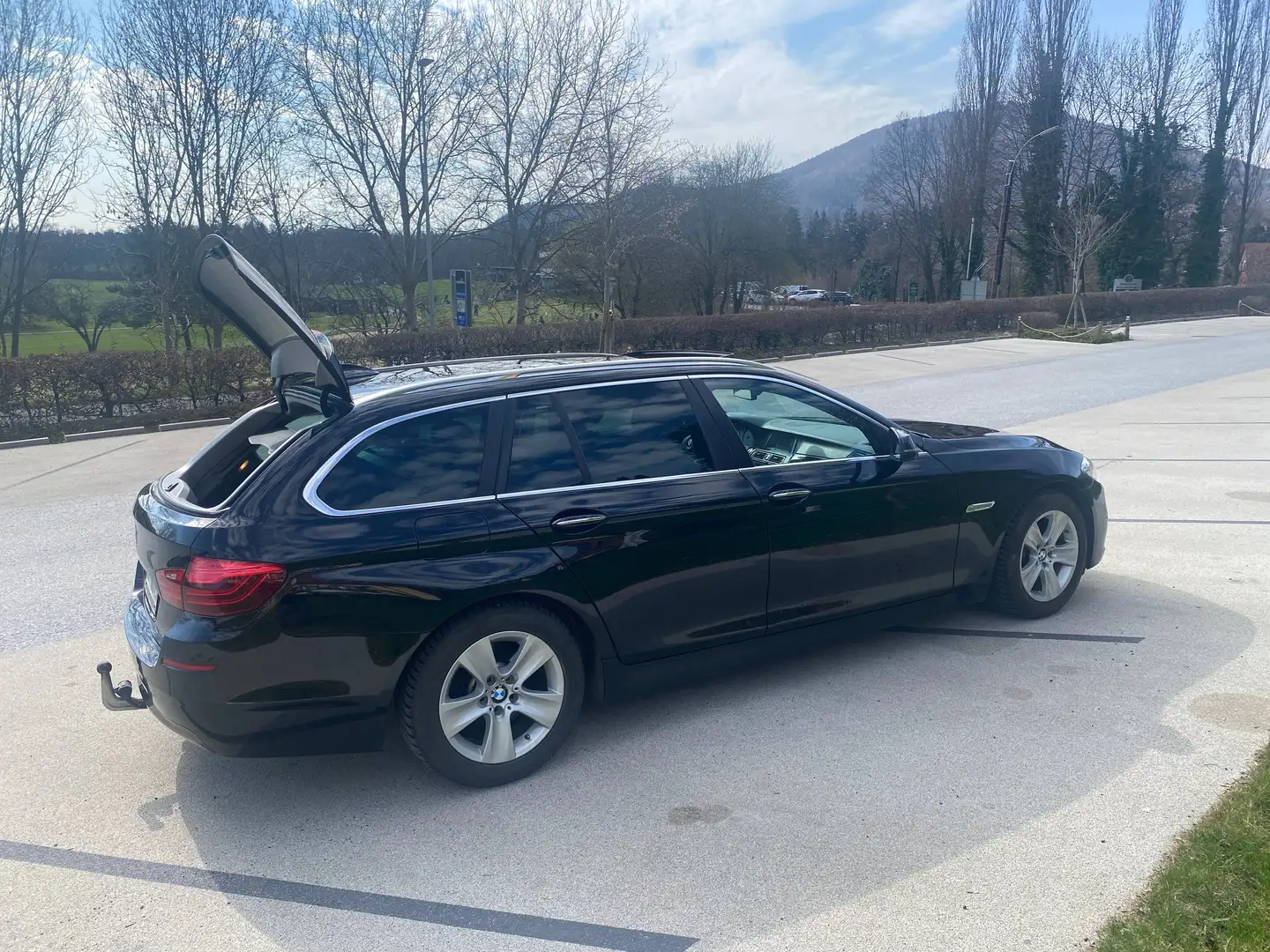 BMW 520 520d Touring; AHK, HUD, Schiebedach, Schwarz - 2
