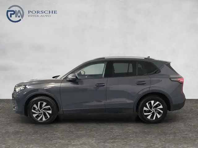 Volkswagen Tiguan view 3