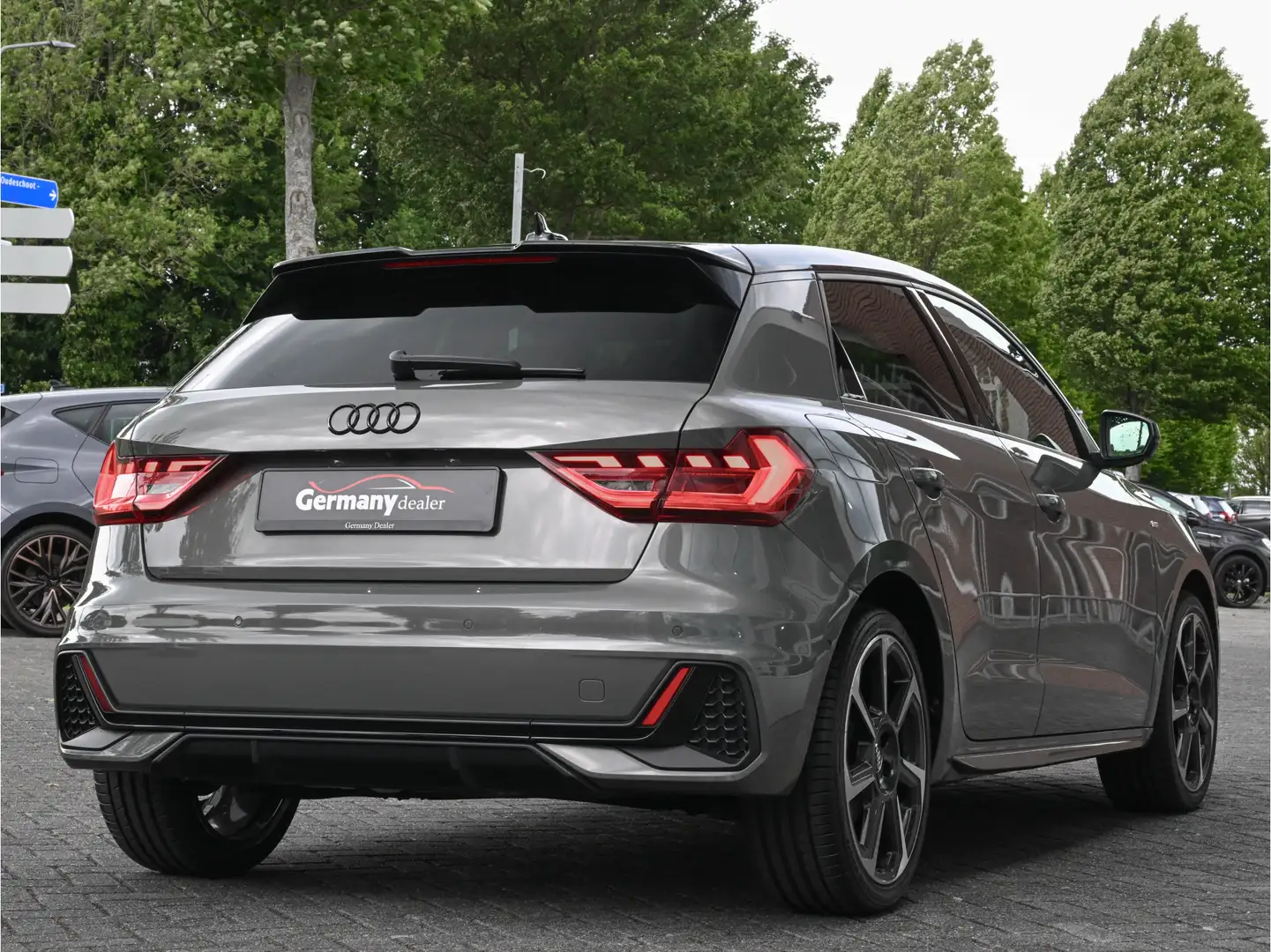Audi A1 Sportback 30TFSI 116pk S-Line M-Led B&O ACC Lane S Grijs - 2