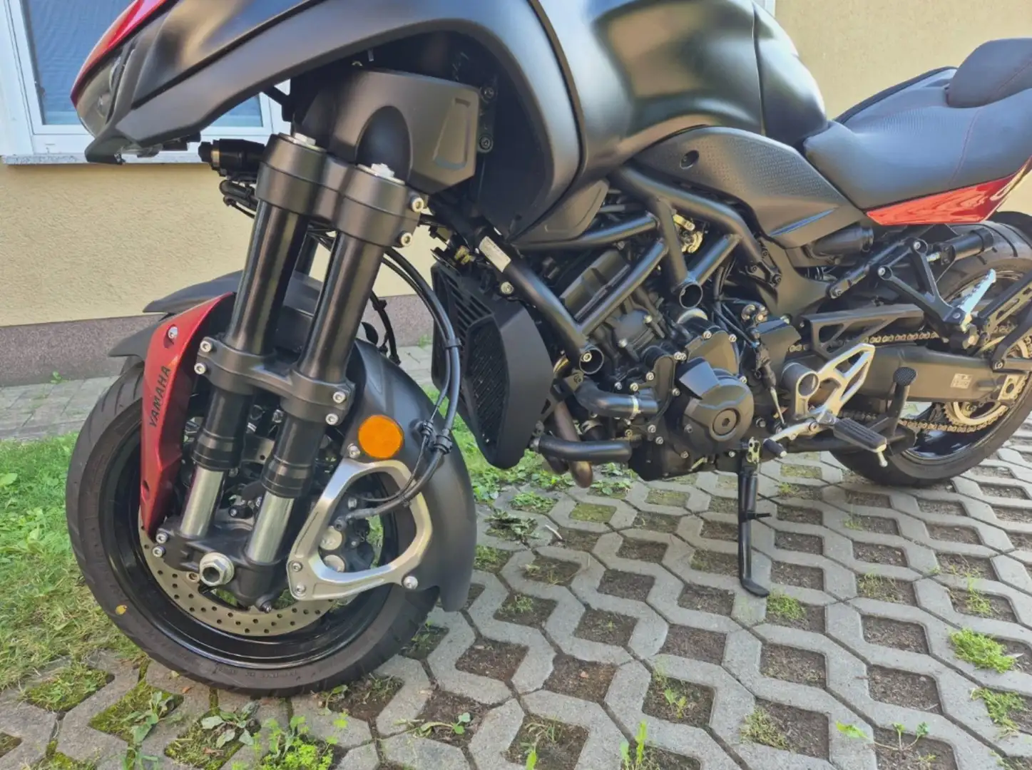 Yamaha Niken Fekete - 1