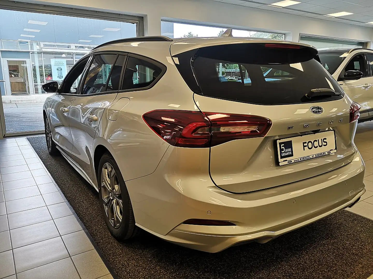 Ford Focus Turnier 1,5 EcoBlue ST-Line X Aut. Silber - 2