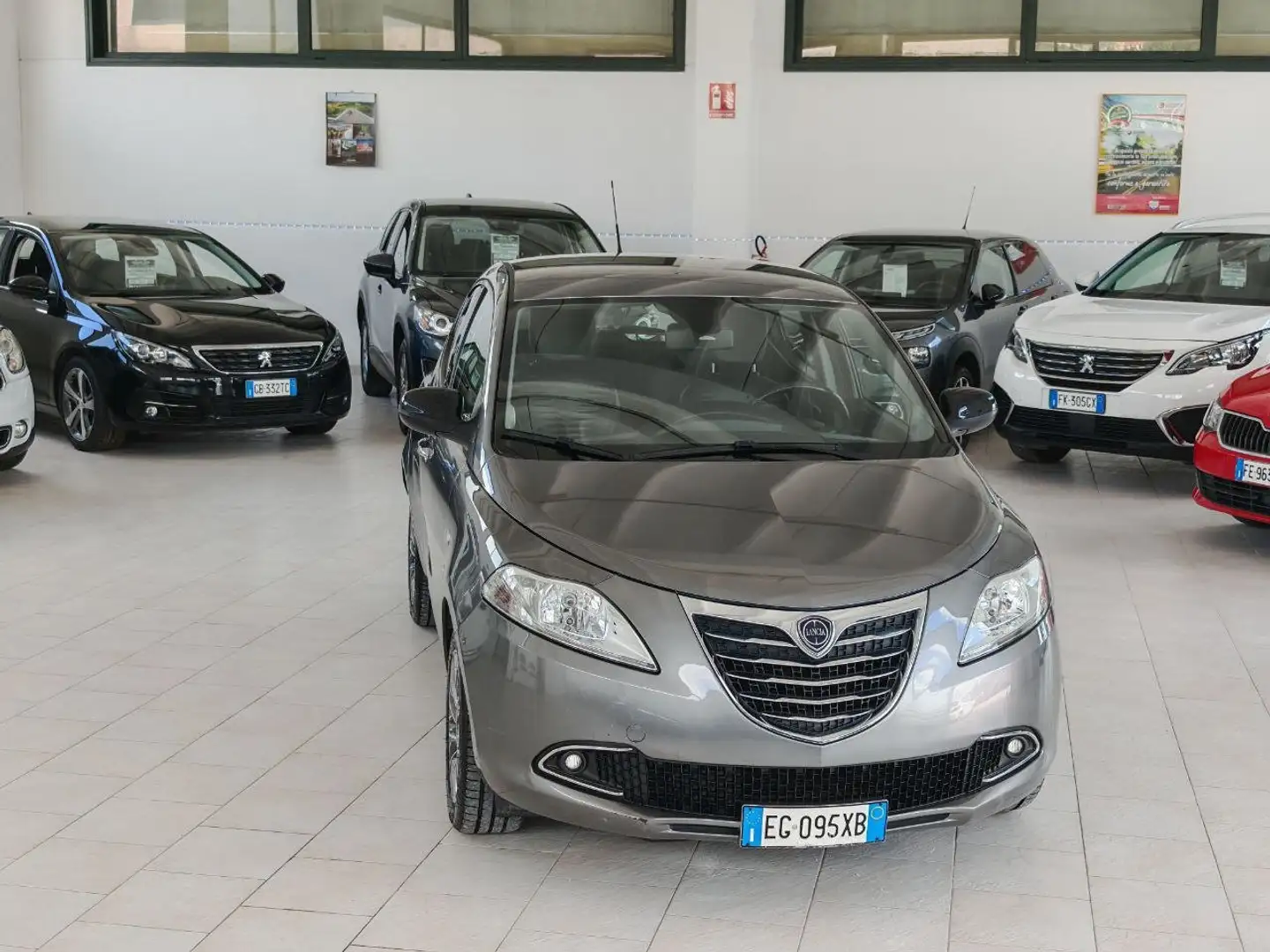 Lancia Ypsilon Ypsilon III 2011 1.2 8v Gold s Gris - 1