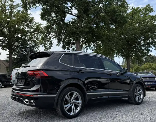 Volkswagen Tiguan Allspace view 3
