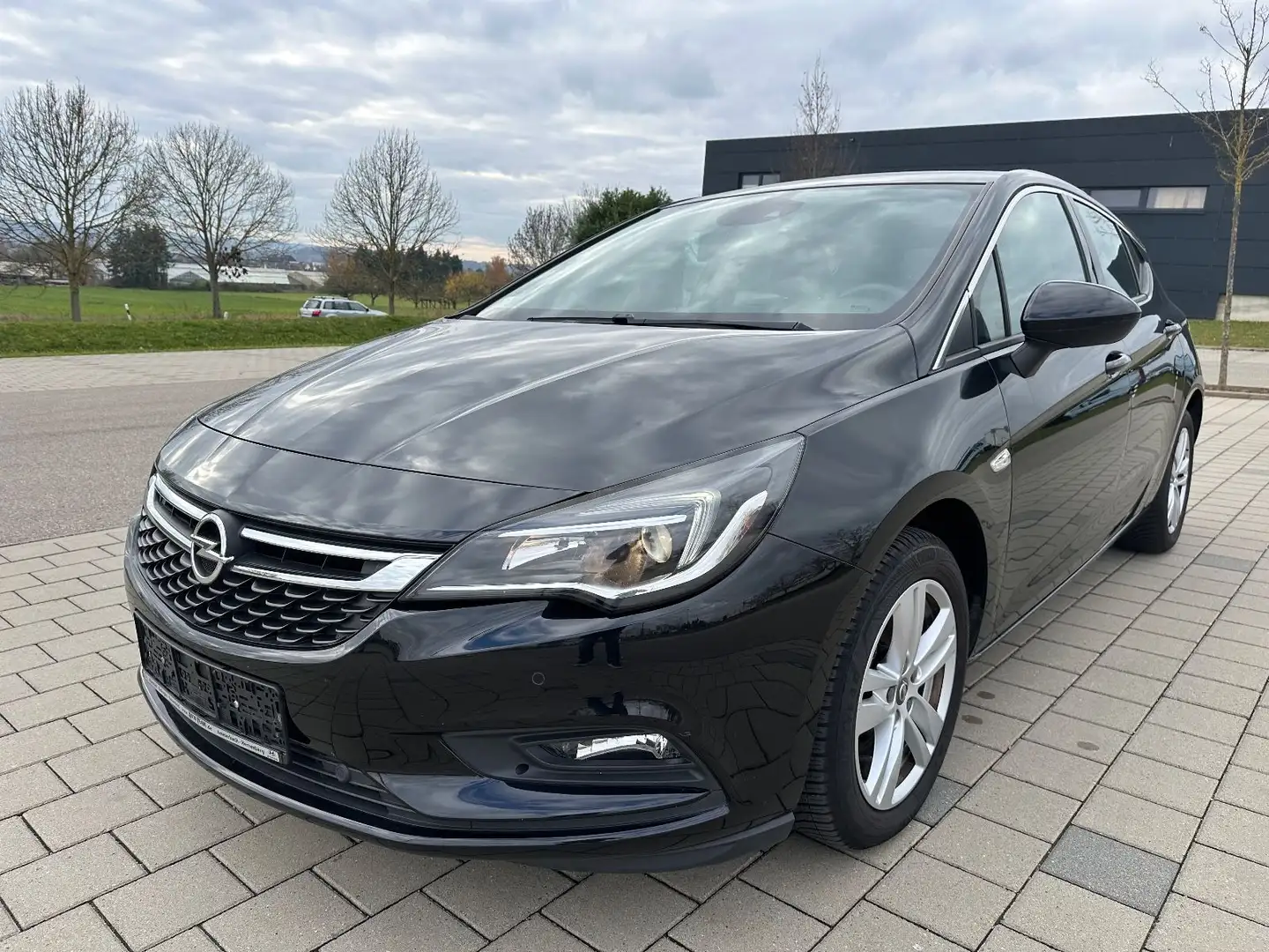 Opel Astra 1.4 Turbo Innovation 110kW*NAVI*KAM*LED* Schwarz - 1