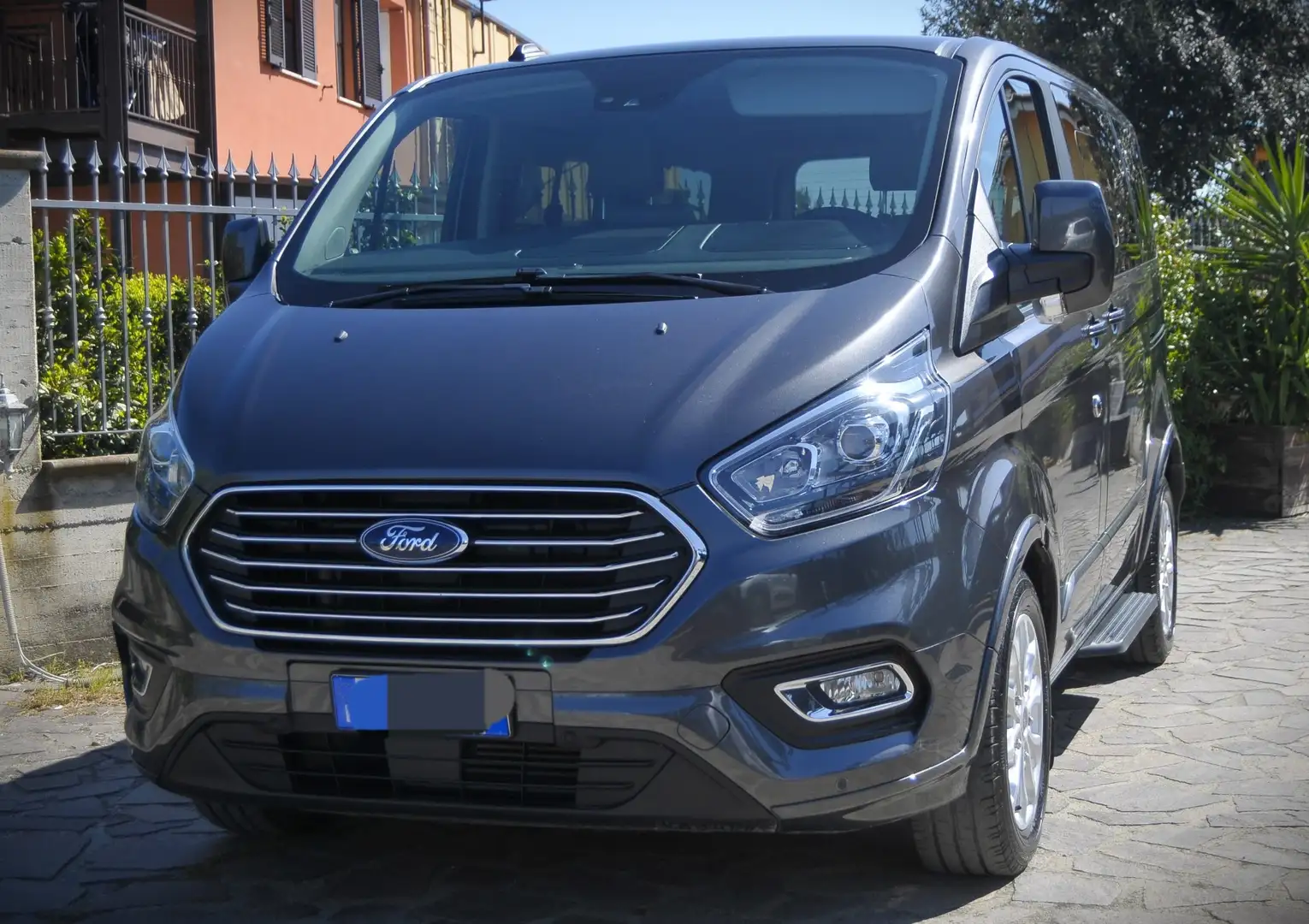 Ford Tourneo Custom 320 2.0 EcoBlue 185CV PC Titanium Grigio - 2