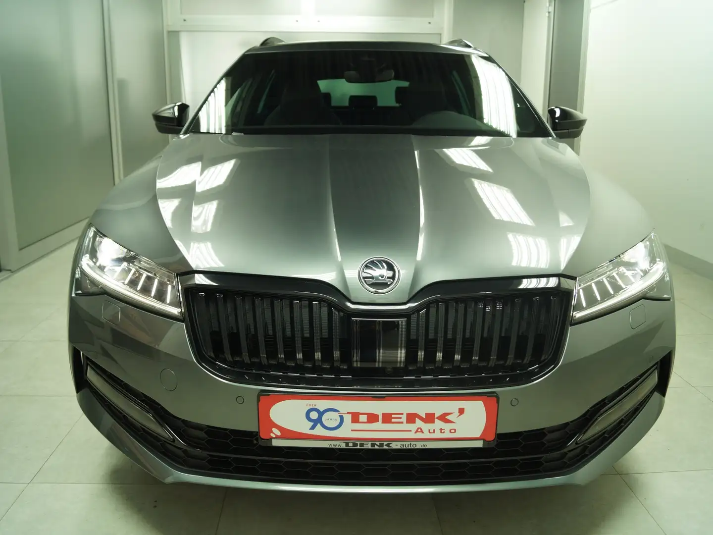 Skoda Superb Combi Sportline 2.0 TDI DSG 4x4 Grijs - 2