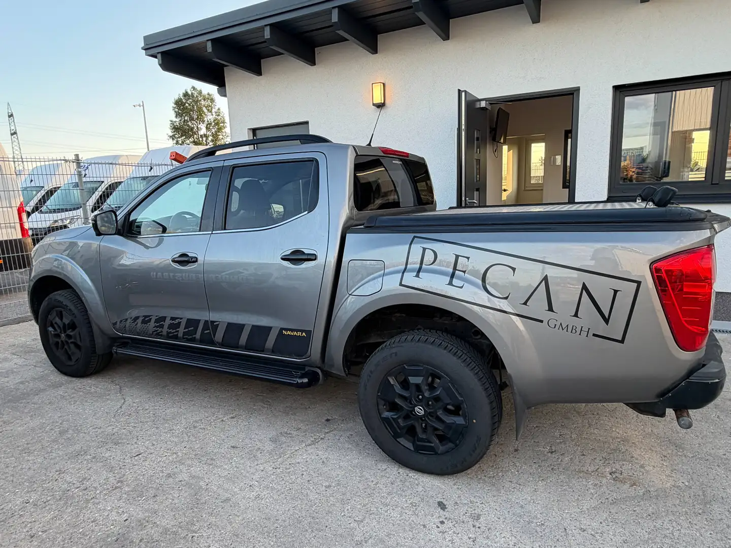 Nissan Navara Navara Double Cab 4x4 2,3 dCi N-Guard Aut. N-Guard Grau - 2