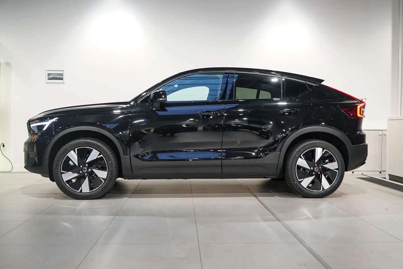 Volvo C40 Single Motor Plus 238Pk 17% bijtelling | Panorama- Zwart - 2