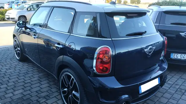 Mini Countryman view 2