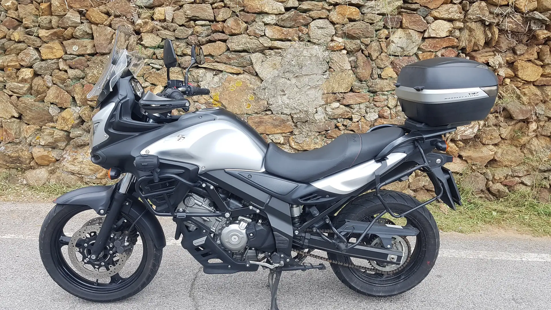 Suzuki V-Strom 650 ABS Stříbrná - 1