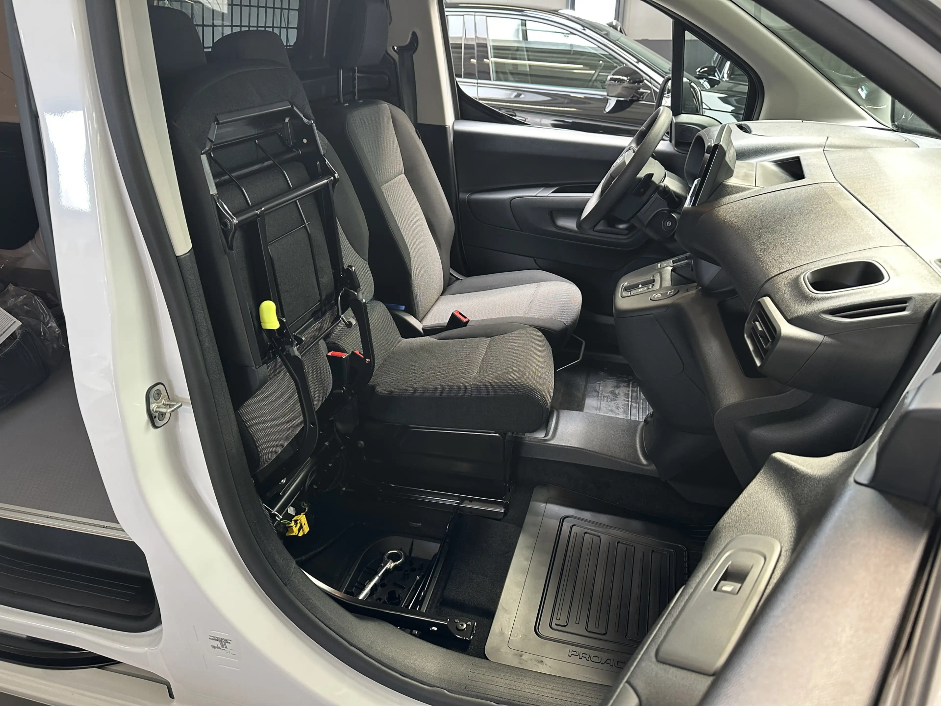 Toyota Proace City Electric Challenger Long (L2) 50 kWh 136pk | 3pers — photo 28