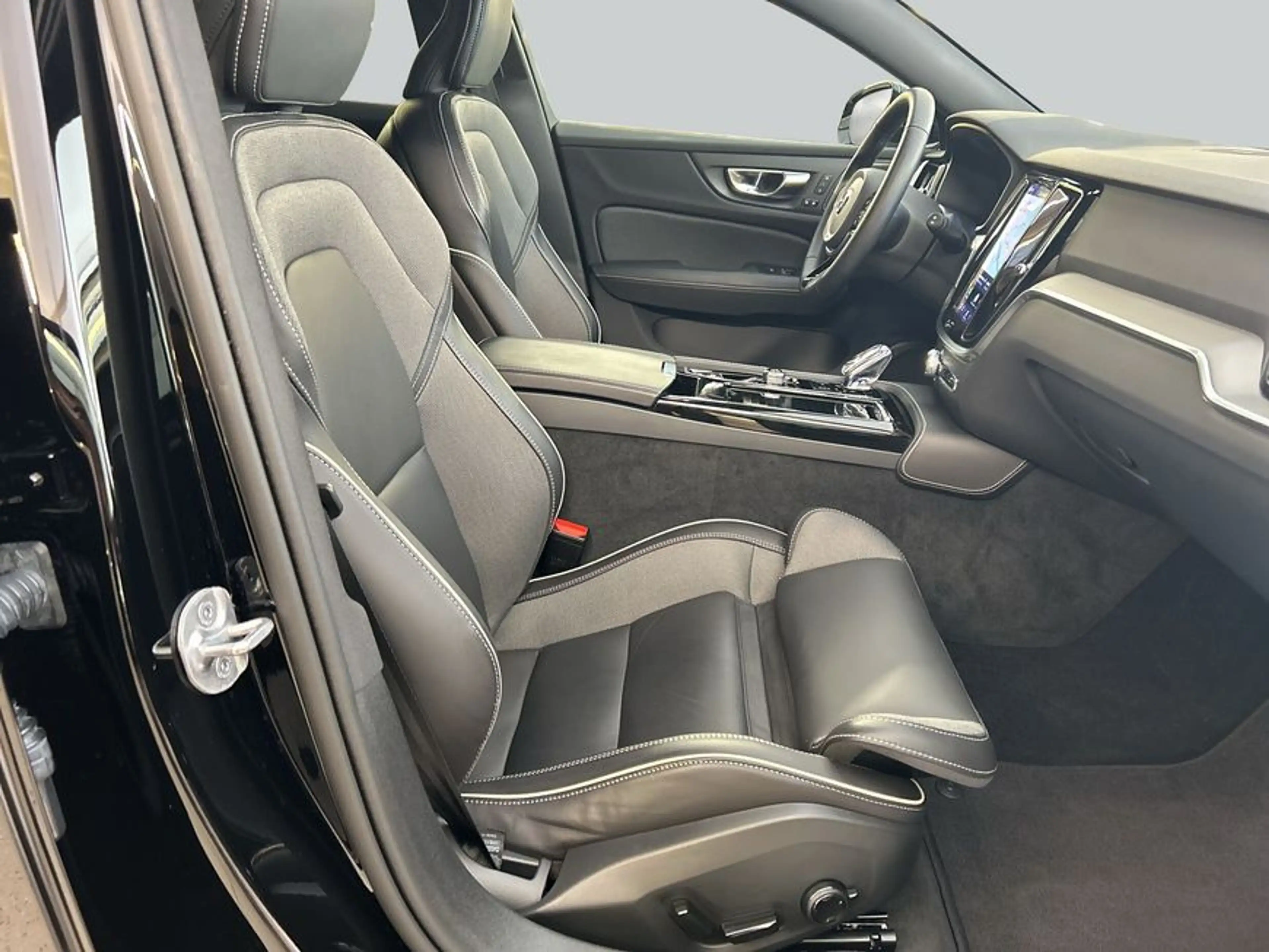 Volvo V60 T6 AWD Recharge Plus Bright — photo 13