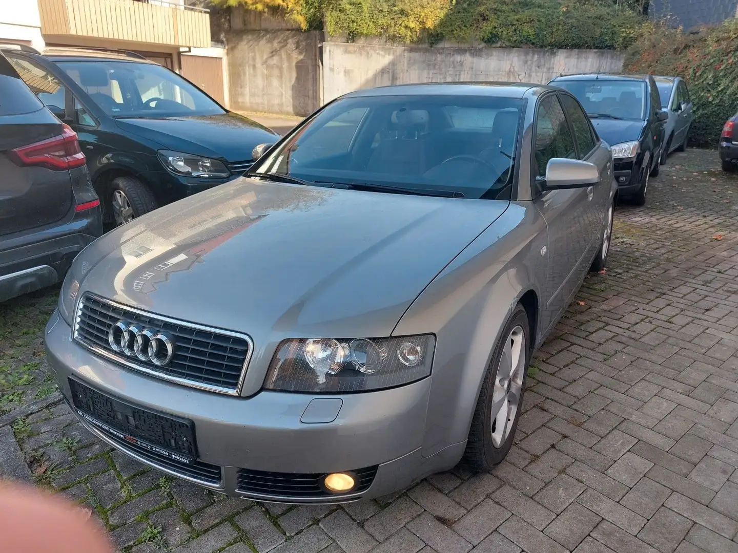 Audi A4 2.4 LIM*S4*1'HAND*8×ALU*NAVI*XENON*SHZ Grau - 1
