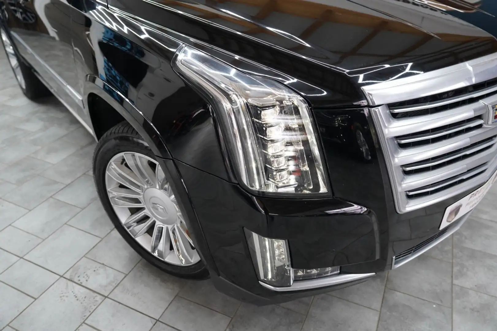 Cadillac Escalade 6.2L V8 Platinum Schwarz - 2