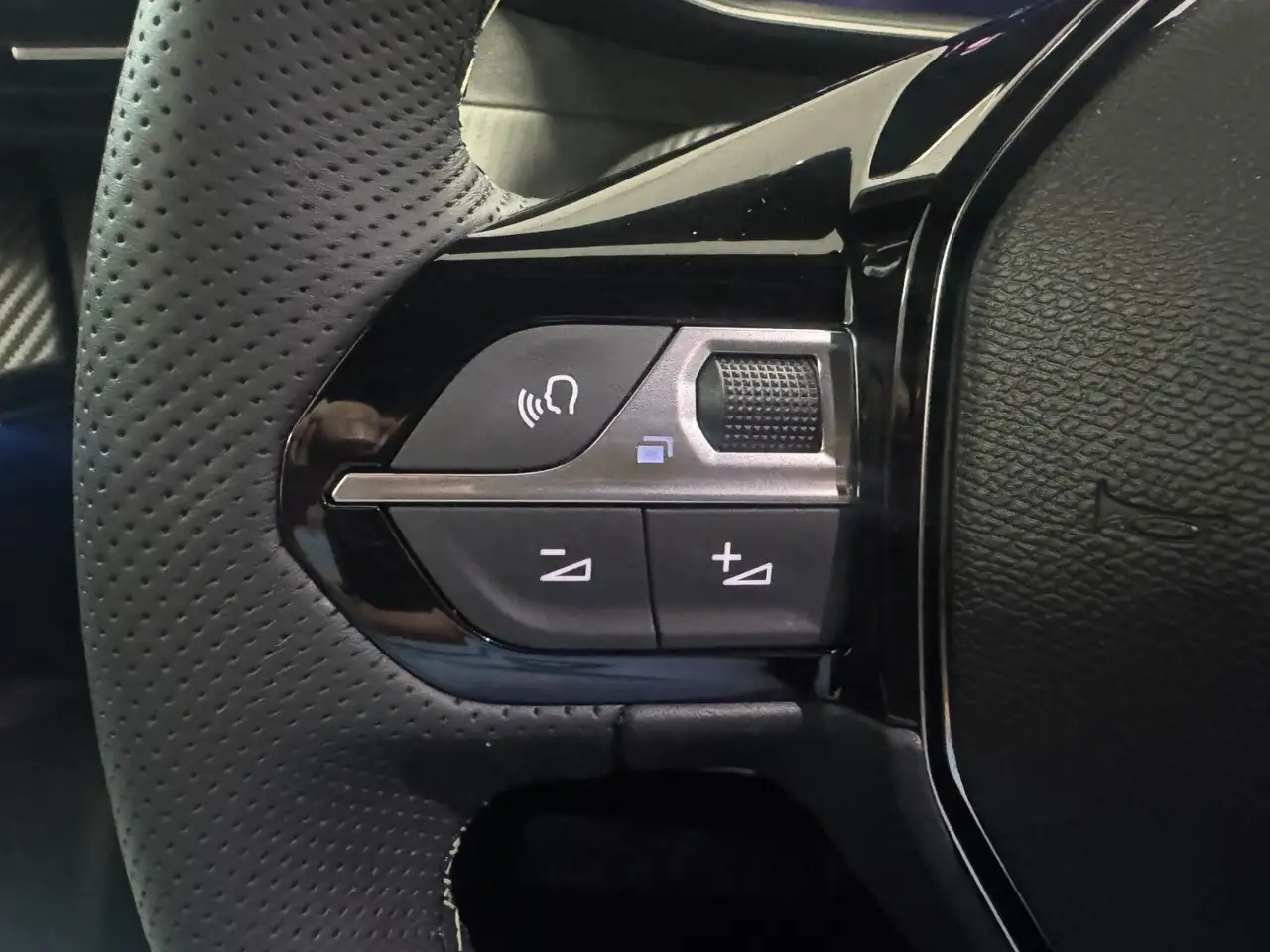 Peugeot 2008 Hybrid 145 GT Exclusive AHK 360Grad Kam., миниатюра 15