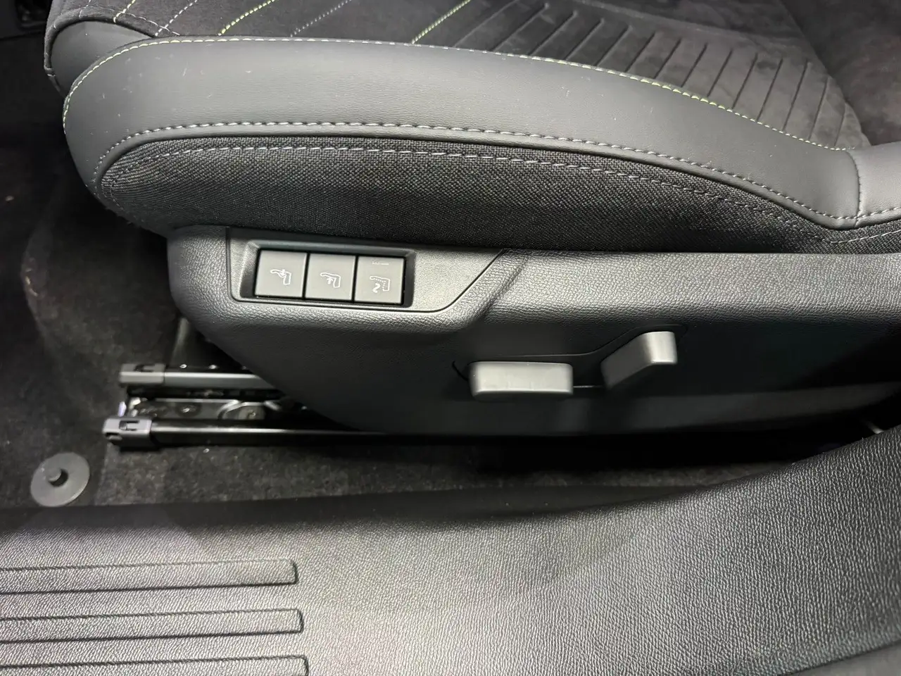 Peugeot 2008 Hybrid 145 GT Exclusive AHK 360Grad Kam., миниатюра 11