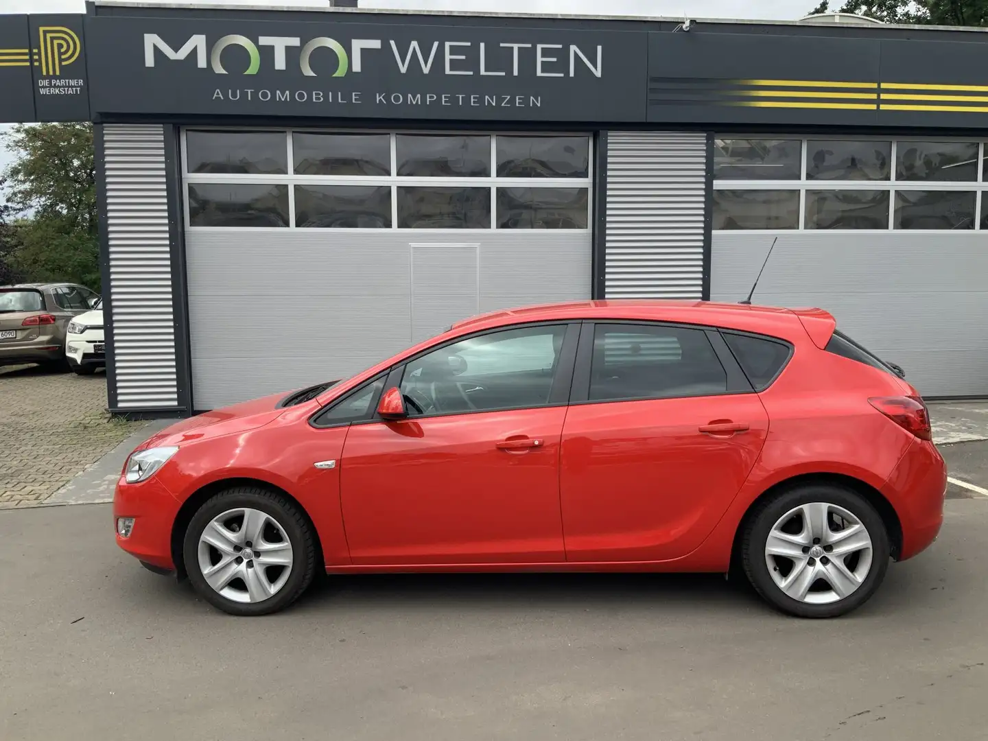 Opel Astra J 1.4 Turbo Design Edition 1.4 Turbo EU5 Design Ed Rojo - 1