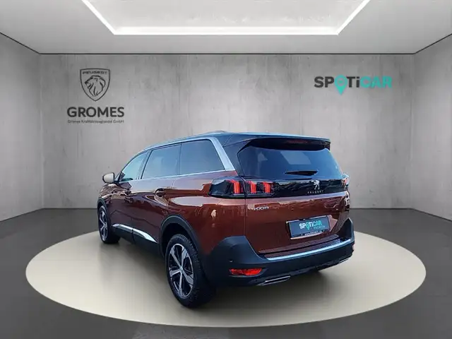 Peugeot 5008 view 5