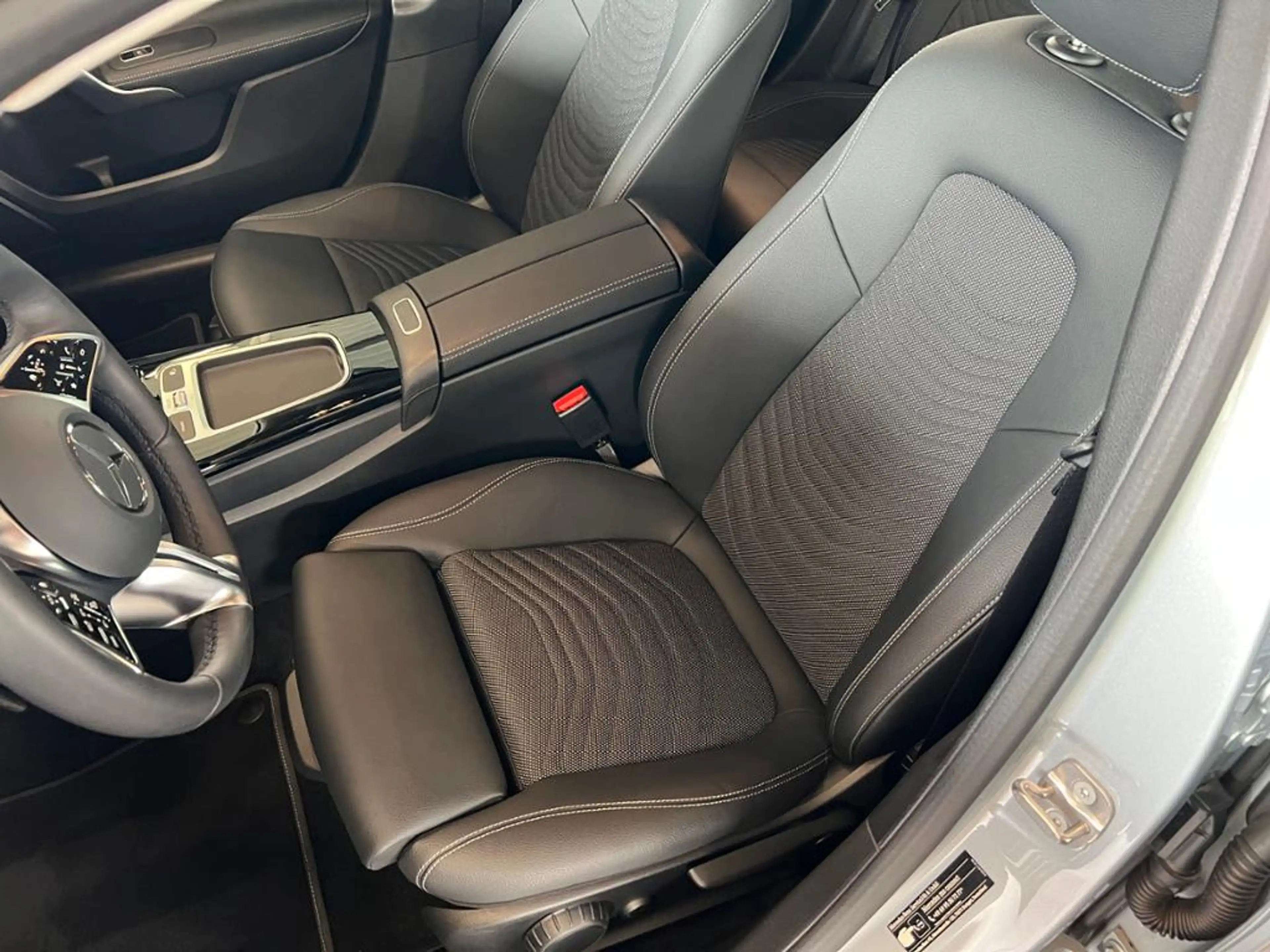 Mercedes-Benz A 200 Avandced Kamera Distronic VolldigiDisplay — photo 15