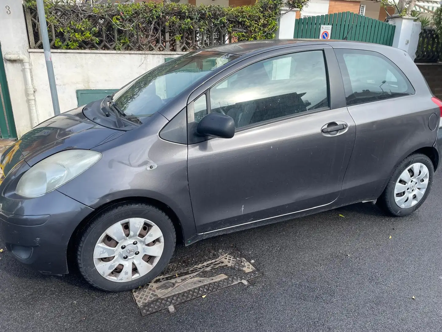 Toyota Yaris Yaris 3p 1.4 d-4d Sol Argento - 1