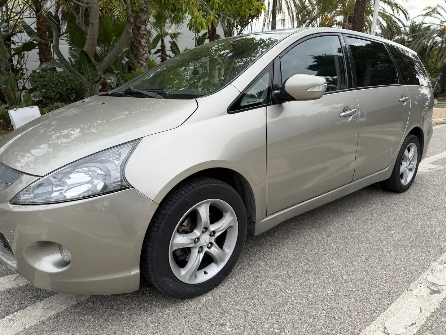 Mitsubishi Grandis 2.0DI-D Intense - 1