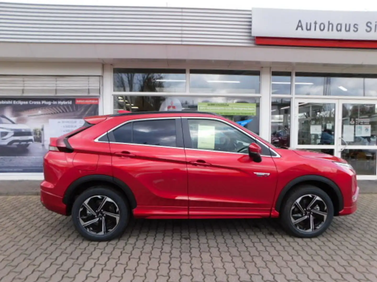 Mitsubishi Eclipse Cross PHEV 2.4 Select Plus 4 WD Rood - 1