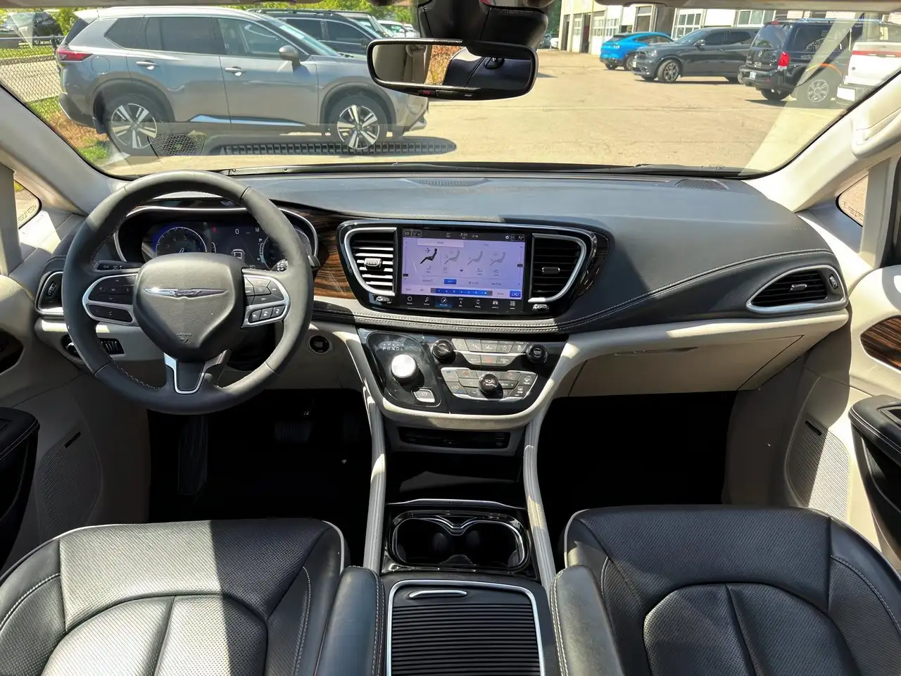 Chrysler Pacifica снимка Chrysler Pacifica