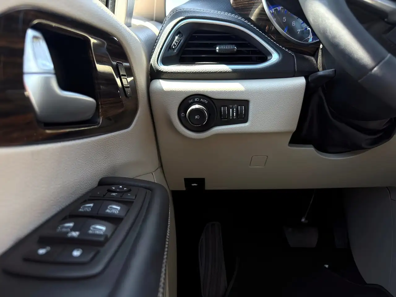 Chrysler Pacifica снимка Chrysler Pacifica