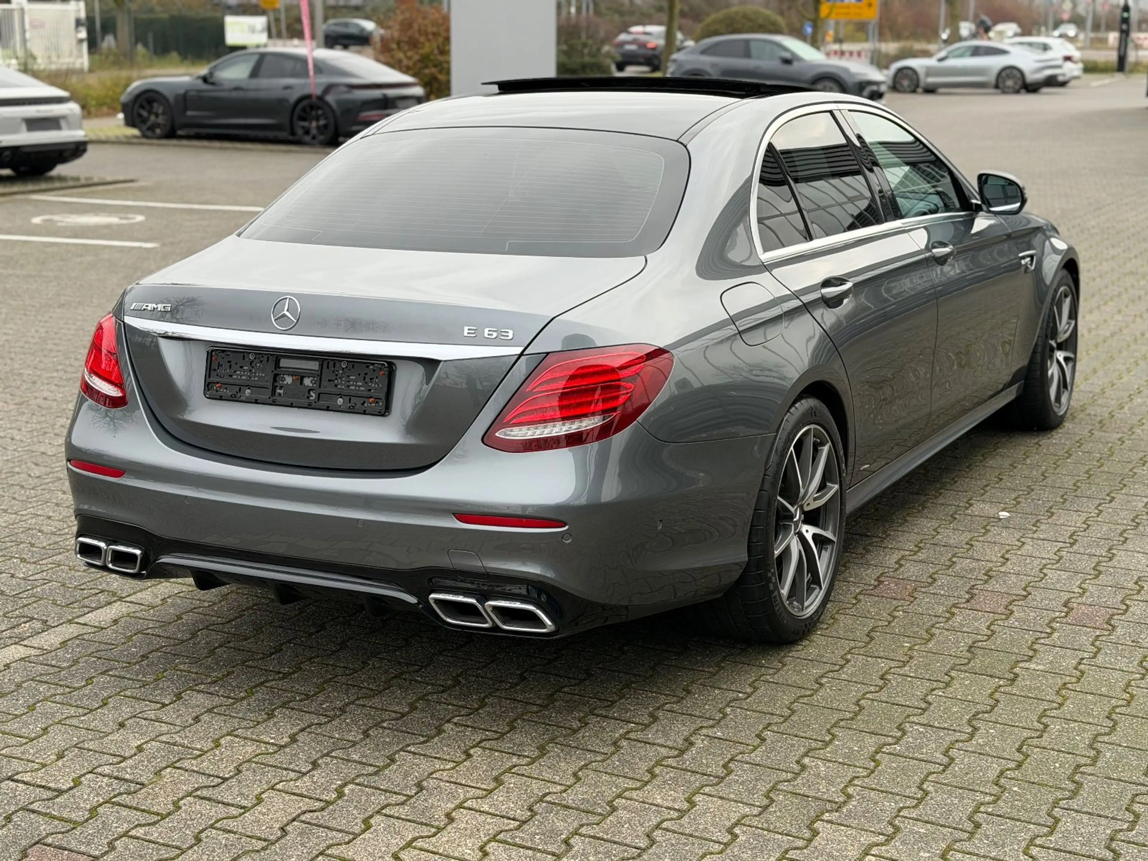Mercedes-Benz E 63 AMG 4Matic+ PANORAMA 360° LEDER MULTIBEAM — photo 8