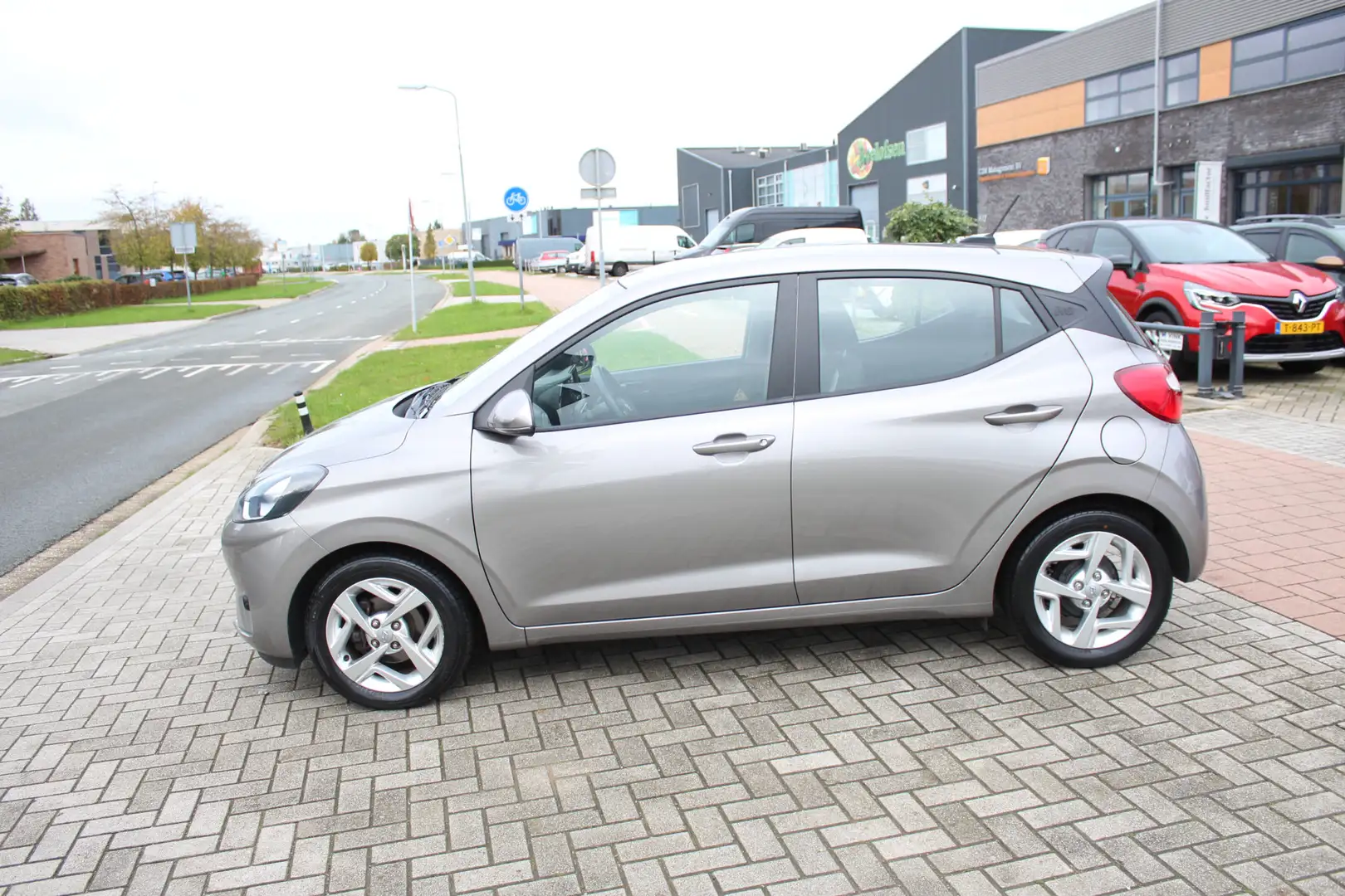 Hyundai i10 1.0 Airco-Cruise-Navi-Camera-Carplay 12 Maanden Bo Beige - 2